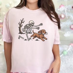Halloween T-shirt met Teckel, cadeau met skelethond, Halloween T-shirt met Doxie-print, T-shirt met Wienerhond, grappig griezelig Doberman-shirt afbeelding 2