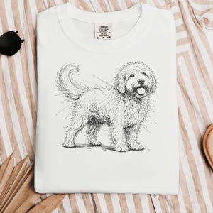 Comfort Colors Goldendoodle hondenshirt, Goldendoodle schets T-shirt, cadeau voor Goldendoodle mama en papa, handgetekend portret van een huisdiereigenaar afbeelding 5