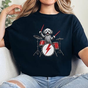 Camiseta Maltipoo Baterista, Camiseta Cachorro Rockeiro, Ideia de Presente para Baterista, Camiseta Amante da Música, Camiseta Filhote Músico, Presente para Pet de Banda de Rock imagem 8