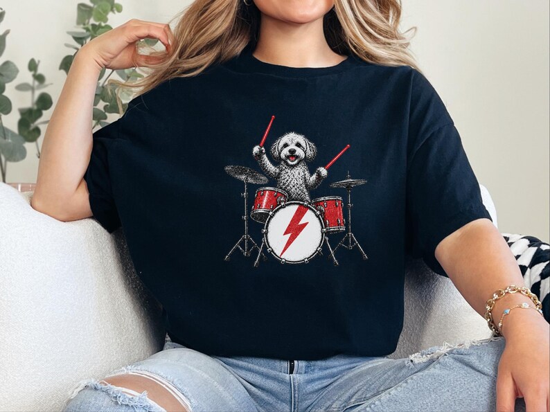 Camiseta Maltipoo Baterista, Camiseta Cachorro Rockeiro, Ideia de Presente para Baterista, Camiseta Amante da Música, Camiseta Filhote Músico, Presente para Pet de Banda de Rock imagem 8