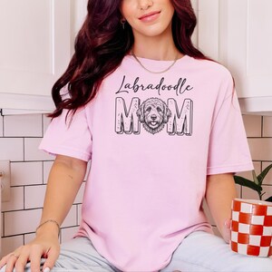 Comfort Colors Labradoodle Mama Shirt, T-shirt voor hondenliefhebbers, Gepersonaliseerd T-shirt voor huisdiereigenaren, Cadeaus voor hondenmama, Verjaardagscadeaus voor haar afbeelding 4