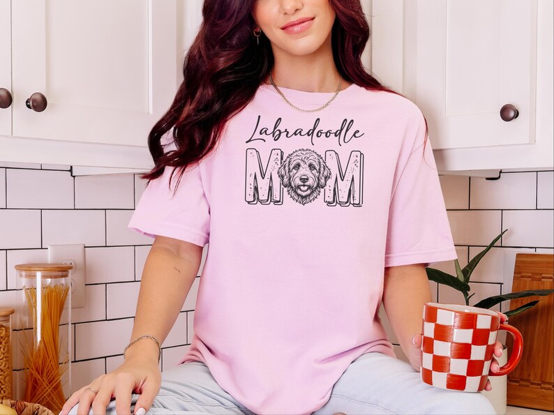 Comfort Colors Labradoodle Mama Shirt, T-shirt voor hondenliefhebbers, Gepersonaliseerd T-shirt voor huisdiereigenaren, Cadeaus voor hondenmama, Verjaardagscadeaus voor haar afbeelding 4