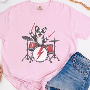 Maglietta per papà Corgi, idea regalo per batterista, maglietta rock con cane, maglietta per appassionati di musica, Corgi che suona la batteria, regalo divertente per amanti dei cani, maglietta con merchandising di una band immagine 2