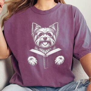 Maglietta con Yorkshire Terrier che legge, regalo per amanti dei libri e dei cani, maglietta con Yorkshire Terrier, regalo per appassionati di libri, maglietta per amanti della biblioteca, maglietta per appassionati di lettura immagine 6