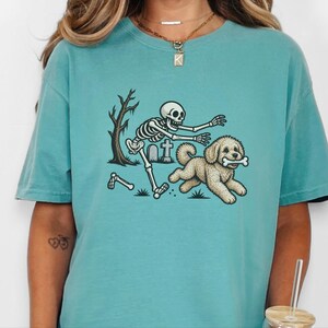 Camiseta de Halloween para Maltipoo, Camiseta de perro esqueleto, Regalo divertido de Halloween para perros, Camiseta espeluznante para dueños de mascotas, Camiseta para amantes de los Maltipoo imagen 9
