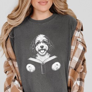 Camiseta de lectura para Sheepadoodle, camiseta para perros lectores, regalo para mamás de Sheepadoodle, regalo para amantes de los perros y los libros, camiseta vintage de biblioteca, camiseta para clubes de lectura imagen 10