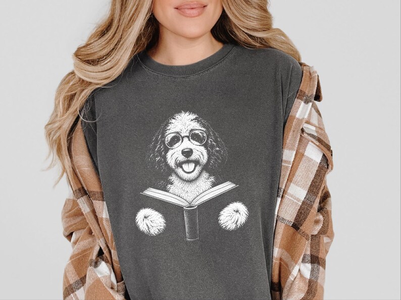 Camiseta de lectura para Sheepadoodle, camiseta para perros lectores, regalo para mamás de Sheepadoodle, regalo para amantes de los perros y los libros, camiseta vintage de biblioteca, camiseta para clubes de lectura imagen 10