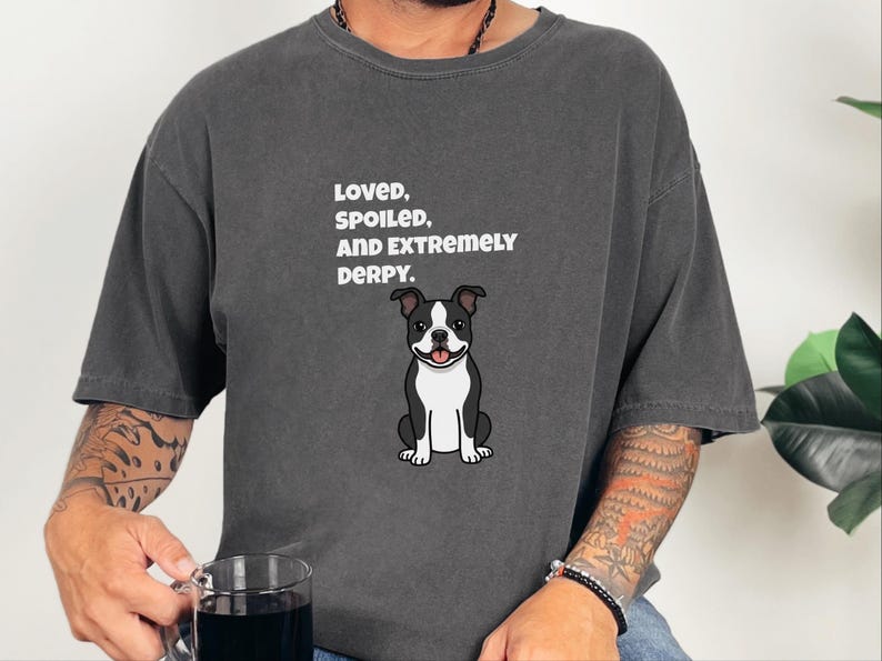 Comfort Colors rolig Bostonterrier-tröja, älskad, bortskämd och extremt derpy-tröja, nyckfull Bostonterrier-tröja för hundägare, rolig hundtröja bild 7