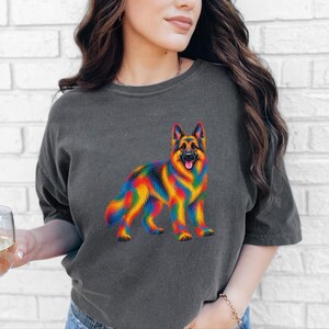 Koszulka z owczarkiem niemieckim, prezent dla owczarka niemieckiego, kolorowa grafika dla psów, koszulka dla mamy owczarka niemieckiego, koszulka dla miłośnika psów, koszulka z tęczowym portretem zwierzaka zdjęcie 7