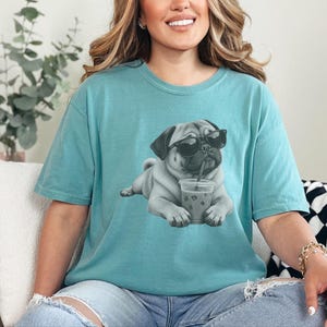 Mops älskare skjorta, rolig hund som dricker iskaffe tee, mops pappa gåva, mops mamma tröja bild 4
