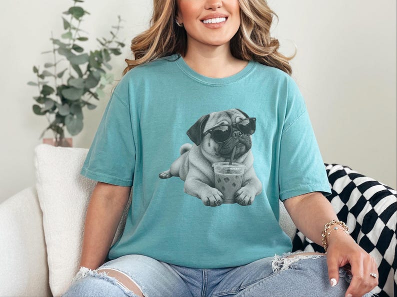Mops älskare skjorta, rolig hund som dricker iskaffe tee, mops pappa gåva, mops mamma tröja bild 4