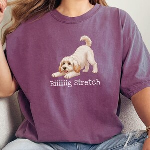 Camiseta elástica grande Comfort Colors para amantes de los Schnoodle, camiseta divertida con diseño de perro Doodle, regalo para mamás perrunas de color marrón esponjoso, regalo para papás dueños de Schnoodle imagen 5