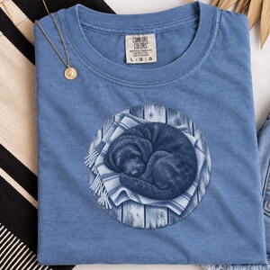 Kunst mit schlafendem Hund, Geschenk für Doodle-Liebhaber, Schwarzes Doodle-Shirt, Aufdruck „Schlafender Hund“, Geschenk für Doodle-Mama, Comfort Colors T-Shirt Bild 7