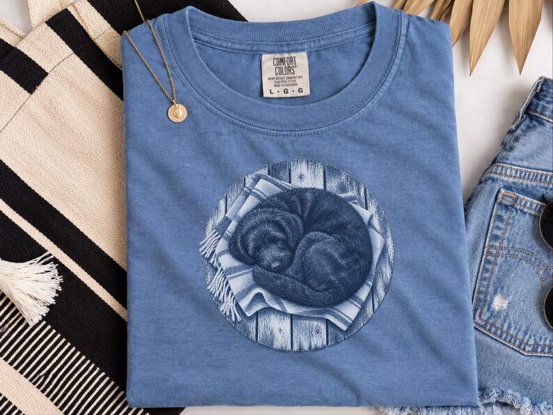 Kunst mit schlafendem Hund, Geschenk für Doodle-Liebhaber, Schwarzes Doodle-Shirt, Aufdruck „Schlafender Hund“, Geschenk für Doodle-Mama, Comfort Colors T-Shirt Bild 7