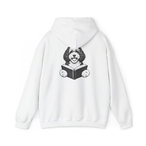 Camiseta de lectura para Sheepadoodle, camiseta para perros lectores, regalo para mamás de Sheepadoodle, regalo para amantes de los perros y los libros, camiseta vintage de biblioteca, camiseta para clubes de lectura imagen 12