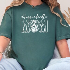 Comfort Colors Aussiedoodle Moeder Cadeau Shirt, Gepersonaliseerd Huisdier T-shirt met Hondenlijnkunst, T-shirt voor Aussie Doodle Liefhebbers, Hondenmama Crewneck Huisdiereigenaar Cadeau afbeelding 3