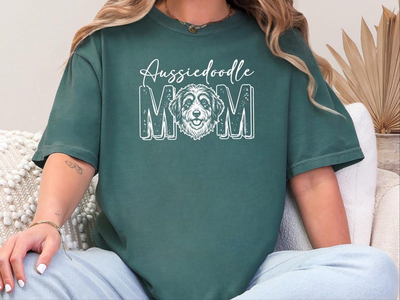 Comfort Colors Aussiedoodle Moeder Cadeau Shirt, Gepersonaliseerd Huisdier T-shirt met Hondenlijnkunst, T-shirt voor Aussie Doodle Liefhebbers, Hondenmama Crewneck Huisdiereigenaar Cadeau afbeelding 3