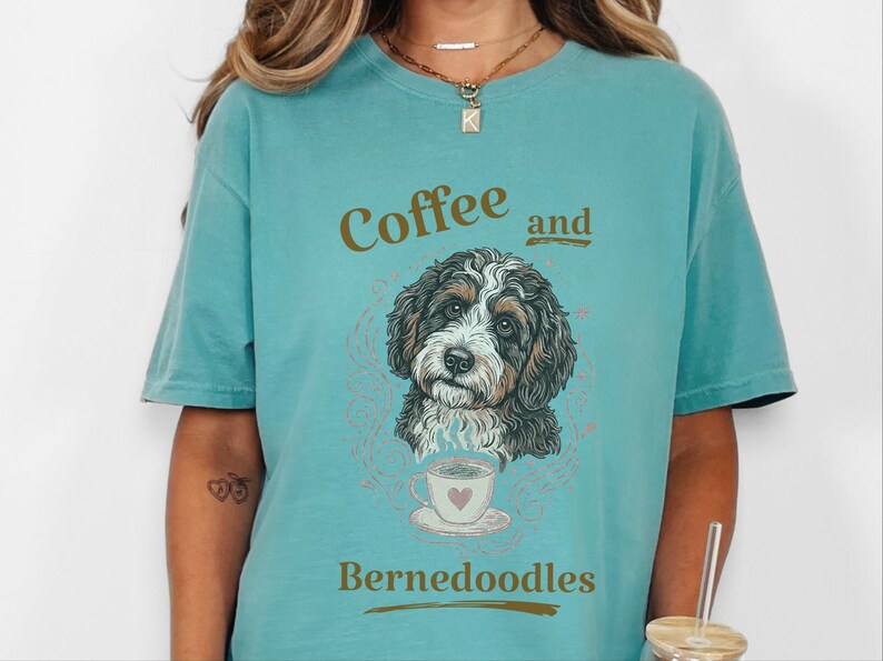 Camiseta Comfort Colors Bernedoodle, Camiseta de café y Bernedoodles, Estampado vintage de mascotas, Regalo para amantes de los perros, Arte cottagecore oscuro, Amante del té imagen 1