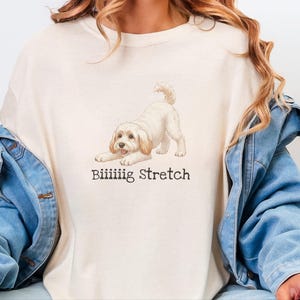 Camiseta elástica grande Comfort Colors para amantes de los Schnoodle, camiseta divertida con diseño de perro Doodle, regalo para mamás perrunas de color marrón esponjoso, regalo para papás dueños de Schnoodle imagen 2