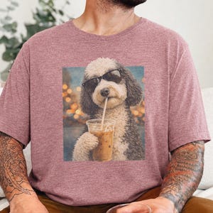 Camiseta de perro con café, camiseta de perro Sheepadoodle con café helado, camiseta divertida de Sheepadoodle, camiseta de verano para amantes del café, camiseta de mamá de Sheepadoodle imagen 5