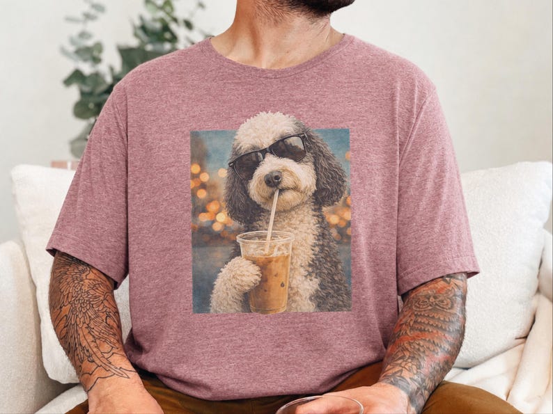 Camiseta de perro con café, camiseta de perro Sheepadoodle con café helado, camiseta divertida de Sheepadoodle, camiseta de verano para amantes del café, camiseta de mamá de Sheepadoodle imagen 5
