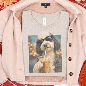 Camiseta de perro con café, camiseta de perro Sheepadoodle con café helado, camiseta divertida de Sheepadoodle, camiseta de verano para amantes del café, camiseta de mamá de Sheepadoodle imagen 8