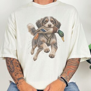 Aussiedoodle T-shirt voor de eendenjacht, cadeau voor watervogeljagers, retro natuur T-shirt, T-shirt voor eendenjagers afbeelding 10