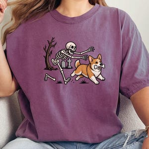 T-shirt met skelethond, Halloween Corgi-shirt, grappig Corgi-cadeau, griezelig T-shirt, Corgi-moedershirt, T-shirt met skelethond afbeelding 1