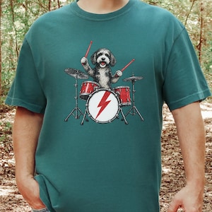 Aussiedoodle Rock Drummer Shirt, Drumspeler T-shirt, Cadeau voor Muziekliefhebber, Hondenbandshirt afbeelding 3