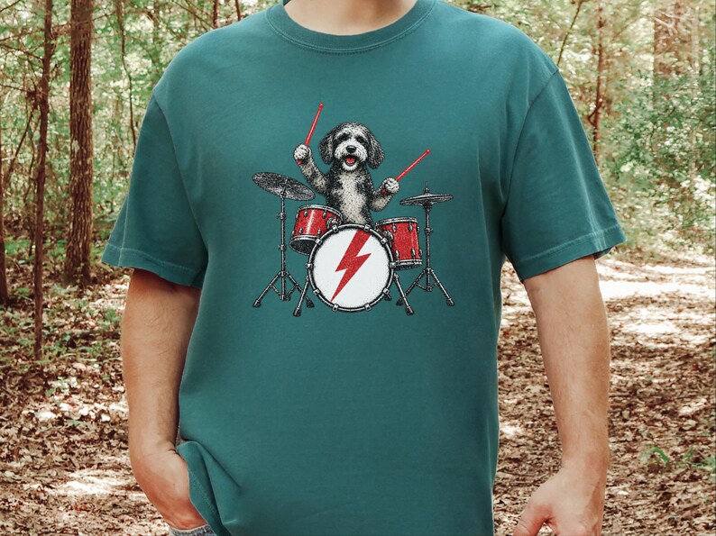 Aussiedoodle Rock Drummer Shirt, Drumspeler T-shirt, Cadeau voor Muziekliefhebber, Hondenbandshirt afbeelding 3
