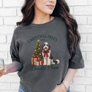 Weihnachtsshirt mit Sheepadoodle-Motiv, Weihnachtsbäume und Kritzeleien bitte! Geschenk für Sheepadoodle-Hundemama, Weihnachts-T-Shirt für Tierliebhaber Bild 7