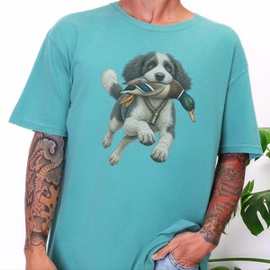 Sheepadoodle-Shirt, Geschenk für Entenjäger, Wasservogeljäger-Shirt, Sheepadoodle-Papa, Jagdhund-Kunst, Outdoor-Jagd-Shirt Bild 1