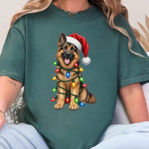 Camiseta navideña de pastor alemán, regalo navideño para perros, sudadera para mamás de pastor alemán, camiseta con luces navideñas, regalo para dueños de perros imagen 1