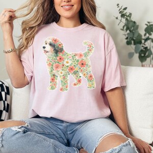Comfort Colors Bernedoodle T-shirt, bloemensilhouet, cadeau voor hondenliefhebbers, T-shirt, tuinkunst voor hondenmoeders en -vaders, botanische huisdiereigenaar, Bernedoodle T-shirt afbeelding 12