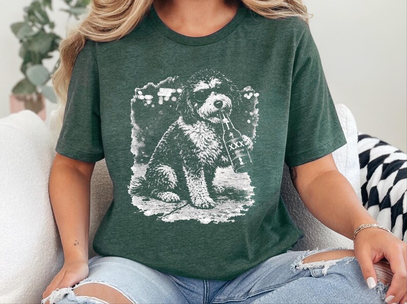 Bernedoodle Tee, Funny Bernedoodle Drinking Beer T-Shirt, Cartoon Dog, Dog Dad Gift, Beer Lover imagen 6