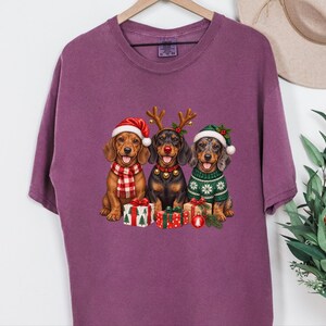 Christmas Dachshund Sweatshirt, Holiday Wiener Dog Shirt, Doxie Mom Gift, Festive Puppy Crewneck, Christmas Dog Lover Gift afbeelding 1