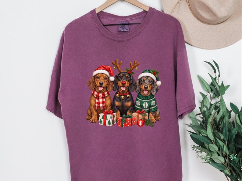Christmas Dachshund Sweatshirt, Holiday Wiener Dog Shirt, Doxie Mom Gift, Festive Puppy Crewneck, Christmas Dog Lover Gift afbeelding 1