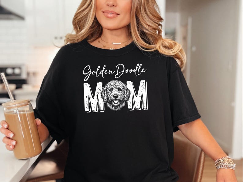Camiseta Comfort Colors Doodle Mama, Camiseta para Mãe de Golden Doodle, Estampa para Amantes de Goldendoodle, Presente Divertido para Pais de Cães, Presente para Donos de Pets imagem 1
