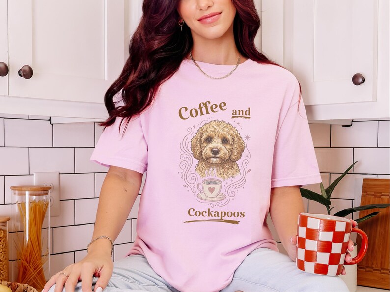 Camiseta Comfort Colors con estampado Cockapoo estilo vintage, ideal para amantes de los perros, con temática de café y Cockapoos. Regalos originales con retratos de mascotas. imagen 1