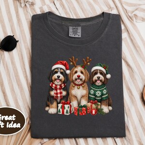 Bernedoodle Christmas Sweatshirt, Festive Dog Crewneck, Christmas Bernedoodle Gift, Holiday Dog Lover Shirt, Winter Puppy Sweatshirt afbeelding 4