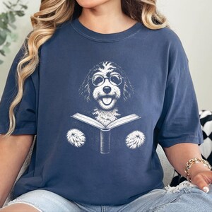 Camiseta para perros lectores, regalo para mamás de Bernedoodle, camiseta para Bernedoodles lectores, amante de los perros lectores, regalo para dueños de Doodles, camiseta de biblioteca imagen 9