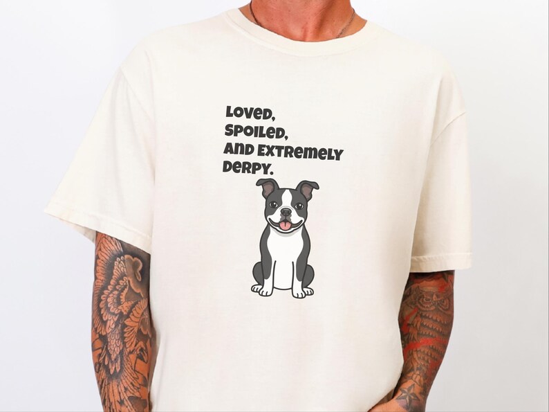 Comfort Colors rolig Bostonterrier-tröja, älskad, bortskämd och extremt derpy-tröja, nyckfull Bostonterrier-tröja för hundägare, rolig hundtröja bild 1