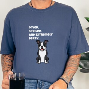 Comfort Colors rolig Bostonterrier-tröja, älskad, bortskämd och extremt derpy-tröja, nyckfull Bostonterrier-tröja för hundägare, rolig hundtröja bild 9