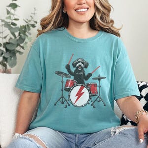 Maglietta nera da batterista Labradoodle, regalo per amanti della musica rock con cani, maglietta heavy metal con cuccioli, top da concerto retrò immagine 7
