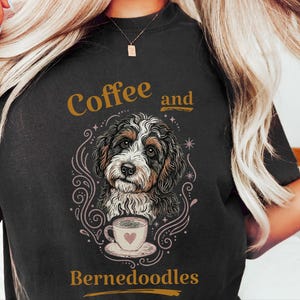 Camiseta Comfort Colors Bernedoodle, Camiseta de café y Bernedoodles, Estampado vintage de mascotas, Regalo para amantes de los perros, Arte cottagecore oscuro, Amante del té imagen 2