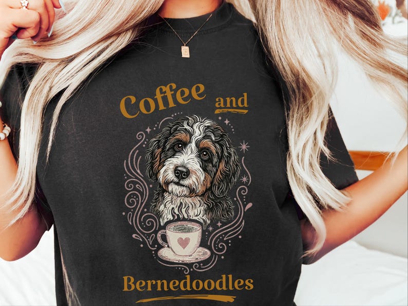 Camiseta Comfort Colors Bernedoodle, Camiseta de café y Bernedoodles, Estampado vintage de mascotas, Regalo para amantes de los perros, Arte cottagecore oscuro, Amante del té imagen 2
