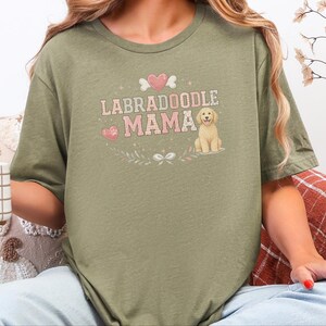 Regalo per la mamma di un Labradoodle, Maglietta per la mamma di un Labradoodle, Maglietta per il proprietario di un Golden Doodle, Maglietta per la mamma di un cane, Regalo per gli amanti dei Doodle, Regali per i genitori di cani immagine 5