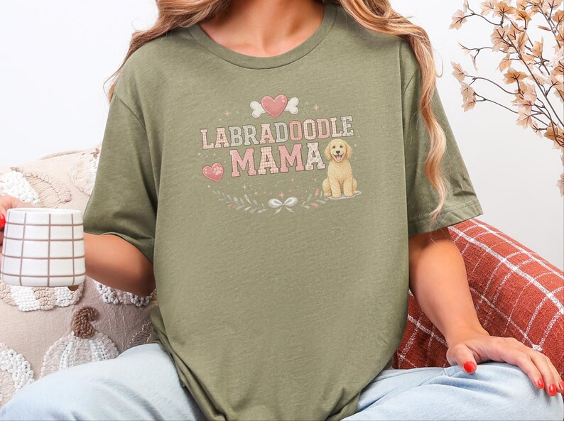Regalo per la mamma di un Labradoodle, Maglietta per la mamma di un Labradoodle, Maglietta per il proprietario di un Golden Doodle, Maglietta per la mamma di un cane, Regalo per gli amanti dei Doodle, Regali per i genitori di cani immagine 5