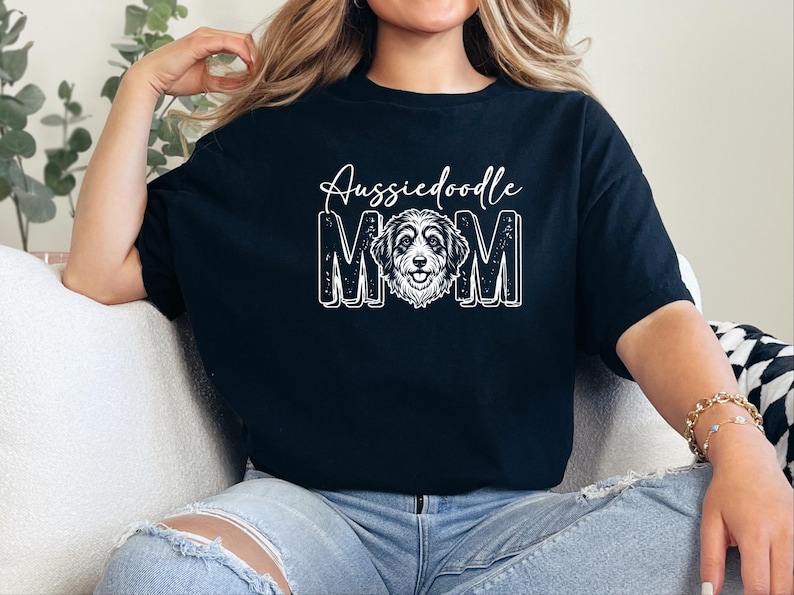 Camiseta de mamá de Aussiedoodle, camiseta de Doodle Mama, regalo personalizado para amantes de los perros, camiseta divertida para amantes del Aussie Doodle, camiseta de Doodle Mama imagen 1