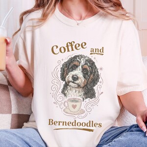 Camiseta Comfort Colors Bernedoodle, Camiseta de café y Bernedoodles, Estampado vintage de mascotas, Regalo para amantes de los perros, Arte cottagecore oscuro, Amante del té imagen 7